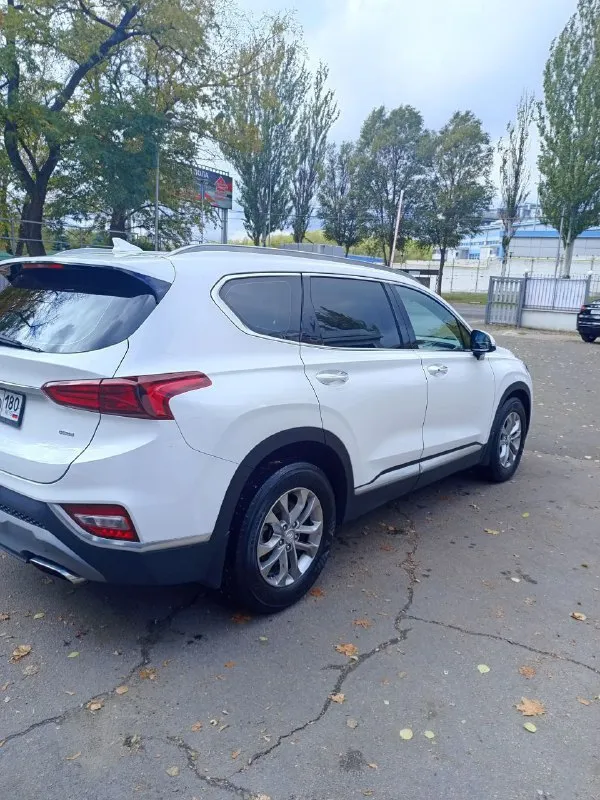 Продам hyundai santa fe, 2019 года, мотор 2.4 бензин, служит достойно, никаких проблем, то вовремя. семейная с большим багажом, удобно при дальних поездках. много фишек для езды: полный привод, датчик света и дождя, слыпых зон, авто холд, помощи при спуске, круиз контроль, бесключевой доступ, 2-х зонный климат контроль. резина отличная, есть зима. авто не бит, не крашен!!! два ключа, сервисная книга. любые проверки за ваш счёт!! за авто не стыдно, гарантирую. я собственник. цена: 2.850.000 торг у авто тел: +79499786100 - фотография - 6