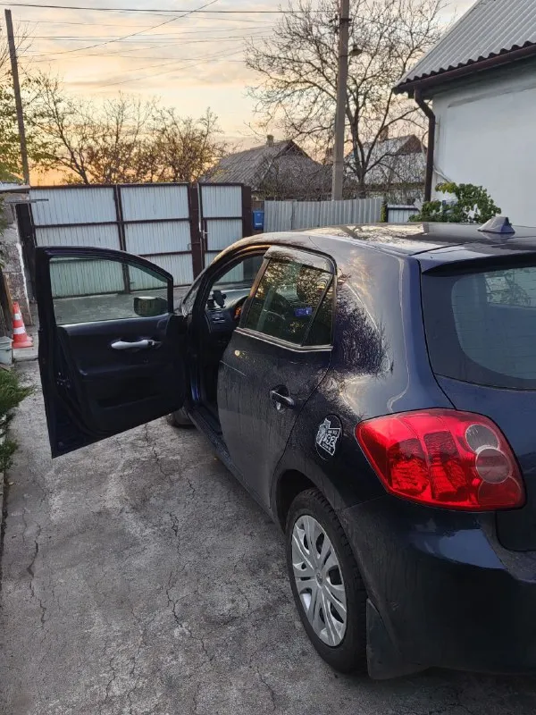 Продам toyota auris. машина в хорошем состоянии, 1 владелец по птс. обслужена от а до я. без дтп. пробег 148000 км. салон не прокуренный. комплектация: кондиционер, климат контроль, мультируль. замена масла каждые 6 тыс. , по тех. части ничего делать не надо. резина зима +лето (на дисках отдельно). продажа от хозяина. цена 850 тыс. руб. +79493348617 дмитрий. - фотография - 4