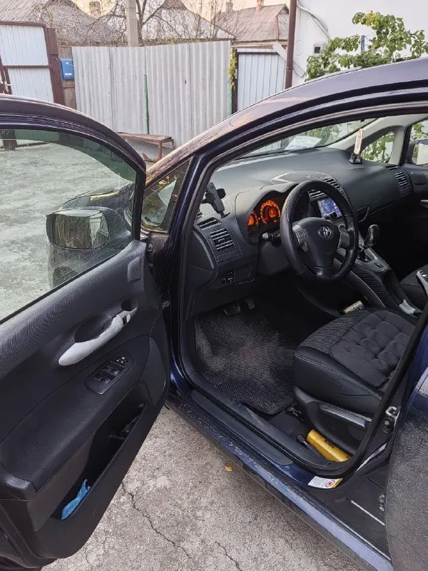 Продам toyota auris. машина в хорошем состоянии, 1 владелец по птс. обслужена от а до я. без дтп. пробег 148000 км. салон не прокуренный. комплектация: кондиционер, климат контроль, мультируль. замена масла каждые 6 тыс. , по тех. части ничего делать не надо. резина зима +лето (на дисках отдельно). продажа от хозяина. цена 850 тыс. руб. +79493348617 дмитрий. - фотография - 5