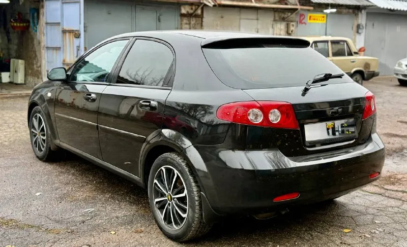 Chevrolet lacetti 2007 год выпуска, 1.6 бензин механика, автомобиль в отличном состоянии! без гнили и ржавчины! рыжья нет! два косметических окраса! салон чист ухоженный! без дтп! два комплекта ключей два комплекта резины! установлены линзы! в птф ксенон! хорошие диски на r16! авто сел и поехал без нареканий! юридически кристально чистая полное сопровождение в мрэо! срочно все вопросы по телефону звонить в любое время! цена 510 тыс руб +7949-401-03-58 +7949-401-03-61 - фотография - 2