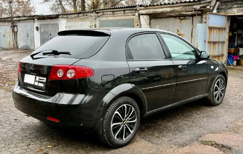 Chevrolet lacetti 2007 год выпуска, 1.6 бензин механика, автомобиль в отличном состоянии! без гнили и ржавчины! рыжья нет! два косметических окраса! салон чист ухоженный! без дтп! два комплекта ключей два комплекта резины! установлены линзы! в птф ксенон! хорошие диски на r16! авто сел и поехал без нареканий! юридически кристально чистая полное сопровождение в мрэо! срочно все вопросы по телефону звонить в любое время! цена 510 тыс руб +7949-401-03-58 +7949-401-03-61 - фотография - 4