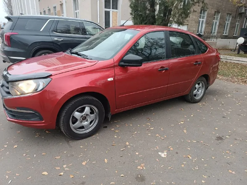 🚗 продается лада гранта лифтбек 219110 💰 цена: 730000 рублей 🏙 город: ясиноватая (донецк) 📅 год: 2019 🛣 пробег: 105000 🔧 объем: 1.6 ⛽️ топливо: бензин 🕹 кпп: механика 📞 телефон: +79493316042 📝 продаю лада гранта лифтбек 2019 года. 105000 родного пробега. автомобиль в хорошем состоянии. без дтп. по технике в идеальном состоянии. ходовая не гремит, не стучит. мотор надежный, масло не кушает, труба не дымит. электрика вся исправна. передние электростеклоподъемники, электроусилитель руля, кондиционер. салон чистый, ухоженный. юридически чиста. переоформление в мрео без проблем. - фотография - 2