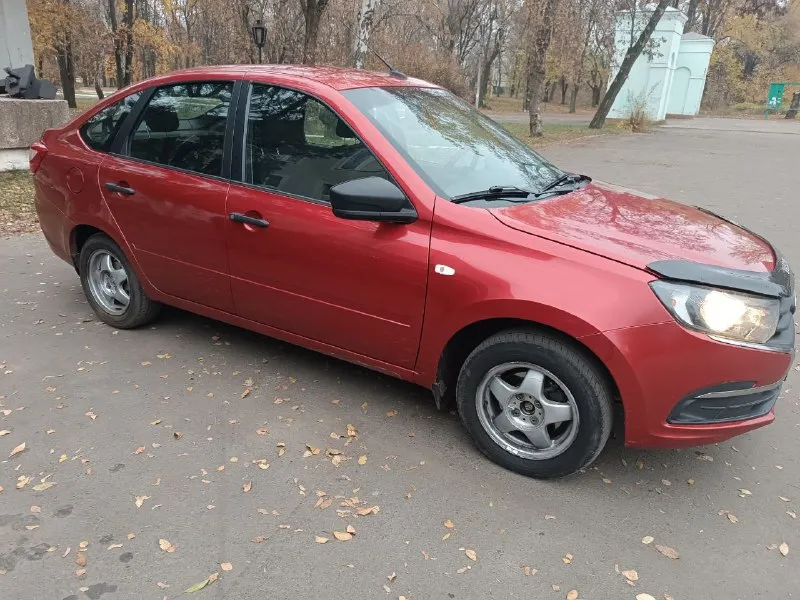 🚗 продается лада гранта лифтбек 219110 💰 цена: 730000 рублей 🏙 город: ясиноватая (донецк) 📅 год: 2019 🛣 пробег: 105000 🔧 объем: 1.6 ⛽️ топливо: бензин 🕹 кпп: механика 📞 телефон: +79493316042 📝 продаю лада гранта лифтбек 2019 года. 105000 родного пробега. автомобиль в хорошем состоянии. без дтп. по технике в идеальном состоянии. ходовая не гремит, не стучит. мотор надежный, масло не кушает, труба не дымит. электрика вся исправна. передние электростеклоподъемники, электроусилитель руля, кондиционер. салон чистый, ухоженный. юридически чиста. переоформление в мрео без проблем. - фотография - 4