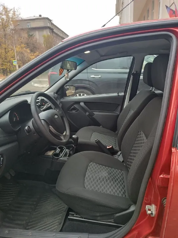 🚗 продается лада гранта лифтбек 219110 💰 цена: 730000 рублей 🏙 город: ясиноватая (донецк) 📅 год: 2019 🛣 пробег: 105000 🔧 объем: 1.6 ⛽️ топливо: бензин 🕹 кпп: механика 📞 телефон: +79493316042 📝 продаю лада гранта лифтбек 2019 года. 105000 родного пробега. автомобиль в хорошем состоянии. без дтп. по технике в идеальном состоянии. ходовая не гремит, не стучит. мотор надежный, масло не кушает, труба не дымит. электрика вся исправна. передние электростеклоподъемники, электроусилитель руля, кондиционер. салон чистый, ухоженный. юридически чиста. переоформление в мрео без проблем. - фотография - 6