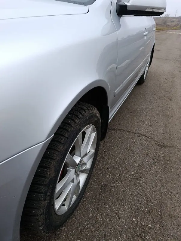 Шкода октавиа а5 1.8 ат 152 лс пробег 254000км. в хорошем состоянии. я второй хозяин. двигатель, акпп без нареканий, масло лью оригинал или ликви моли, масло от замены до замены. кузов в хорошем состоянии, ваговские болячки устранены. остальные вопросы по телефону +79493599710. торг у капота при желании купить авто. цена 950000к мариуполь - фотография - 3