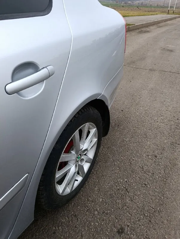 Шкода октавиа а5 1.8 ат 152 лс пробег 254000км. в хорошем состоянии. я второй хозяин. двигатель, акпп без нареканий, масло лью оригинал или ликви моли, масло от замены до замены. кузов в хорошем состоянии, ваговские болячки устранены. остальные вопросы по телефону +79493599710. торг у капота при желании купить авто. цена 950000к мариуполь - фотография - 4