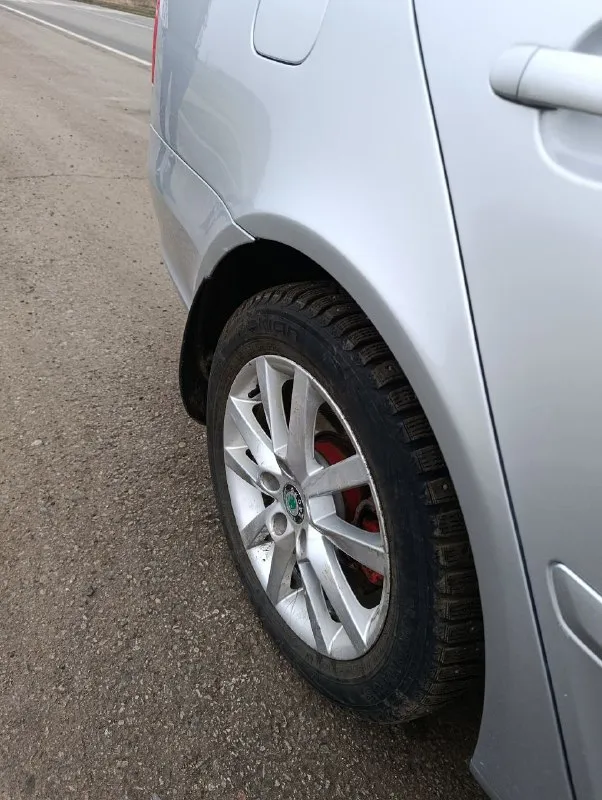 Шкода октавиа а5 1.8 ат 152 лс пробег 254000км. в хорошем состоянии. я второй хозяин. двигатель, акпп без нареканий, масло лью оригинал или ликви моли, масло от замены до замены. кузов в хорошем состоянии, ваговские болячки устранены. остальные вопросы по телефону +79493599710. торг у капота при желании купить авто. цена 950000к мариуполь - фотография - 8