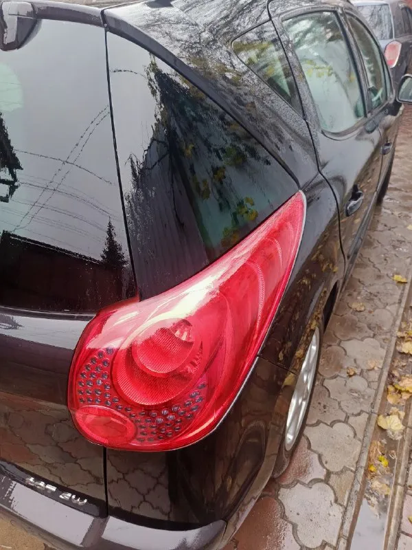 Peugeot 207 универсал двигатель 1.4 2010 год пробег 250000 к машине нет притензий, кондиционер и ручник рабочий после прилёта трещина на понораме, не течёт зарегистрированный газ, машина местная цена 300 тр. небольшой торг - фотография - 3