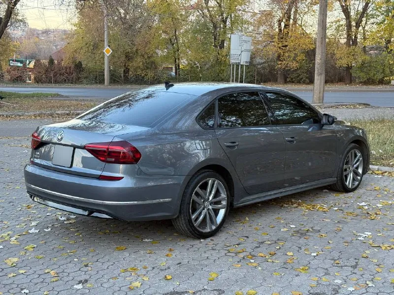 Продам volkswagen passat b8 2018г
В заводском обвесе r-line
Цена:1.450 000 без торга!
Пробег родной: 106 000 км, любые проверки приветствуются. Авто русифицирован.
Мотор 2.0 tsi работает идеально, масло не ест, не троит, работает без посторонних звуков. Замена масла в моторе каждые 7000 км. Также же вырезан катализатор, и установлен downpipe, что добавляет доп. Л/с авто и увеличивает ресурс турбины.
Коробка акпп надежный aisin, работает отлично, без пинков, рывков и тд.
Ходовая часть на 5+, все обслужено ничего делать не нужно.
Машина на хорошей комплектации:
Бортовой компьютер,
Датчик давления шин, адаптивный круиз с датчиком контроля дистанции спереди и сзади, мультируль, электропривод сидений, обогрев зеркал, обогрев заднего стекла, датчики слепых зон, датчик света, подогрев сидений, климат контроль (2-х зонный), камера заднего вида,
Кондиционер заправлен и работает на твердую 5

Цена: 1 450 000, без торга совсем.
Звонить строго заинтересованным людям, просто так звонить не нужно!!!
+79493632983 - фотография - 4