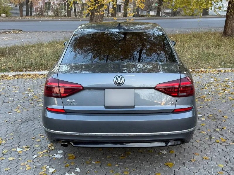 Продам volkswagen passat b8 2018г
В заводском обвесе r-line
Цена:1.450 000 без торга!
Пробег родной: 106 000 км, любые проверки приветствуются. Авто русифицирован.
Мотор 2.0 tsi работает идеально, масло не ест, не троит, работает без посторонних звуков. Замена масла в моторе каждые 7000 км. Также же вырезан катализатор, и установлен downpipe, что добавляет доп. Л/с авто и увеличивает ресурс турбины.
Коробка акпп надежный aisin, работает отлично, без пинков, рывков и тд.
Ходовая часть на 5+, все обслужено ничего делать не нужно.
Машина на хорошей комплектации:
Бортовой компьютер,
Датчик давления шин, адаптивный круиз с датчиком контроля дистанции спереди и сзади, мультируль, электропривод сидений, обогрев зеркал, обогрев заднего стекла, датчики слепых зон, датчик света, подогрев сидений, климат контроль (2-х зонный), камера заднего вида,
Кондиционер заправлен и работает на твердую 5

Цена: 1 450 000, без торга совсем.
Звонить строго заинтересованным людям, просто так звонить не нужно!!!
+79493632983 - фотография - 5
