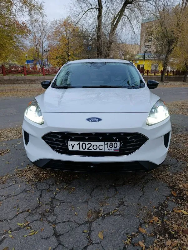 Продаю личный автомобиль ford escape 2021 двигатель 1.5 турбо (бензин) 180 л. с. 8 ступенчатый гидроавтомат от ford 8f24 расход топлива в смешанном цикле составляет около 10+- литров на 100 километров. клиренс 20 см. ford escape оснащен всеми необходимыми системами безопасности и комфорта. в частности, в автомобиле установлены системы abs и esp, а также фронтальные и боковые подушки безопасности для водителя и переднего пассажира, а также для пассажиров сзади сбоку. также автомобиль оборудован кондиционером, мультимедийной системой с сенсорным экраном и возможностью подключения смартфонов через bluetooth (carplay). кроме того, есть камера заднего вида, которая облегчает парковку в условиях города. дополнительно установлен видеорегистратор. салон автомобиля выполнен из высококачественных материалов, что создает приятную атмосферу внутри. сиденья удобны и эргономичны, благодаря чему даже длительные поездки будут проходить с комфортом. диски r19 лето и r1 📞 звоните: +7(949)4185917 - фотография - 2
