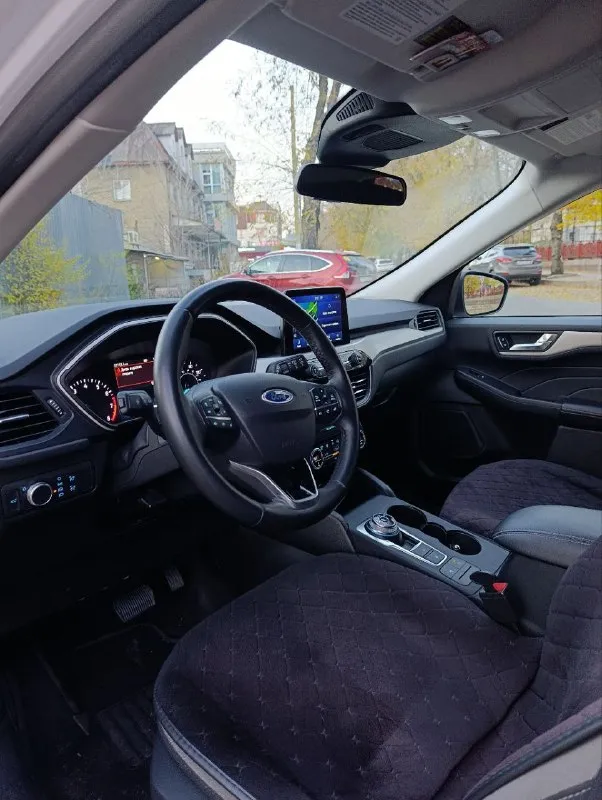 Продаю личный автомобиль ford escape 2021 двигатель 1.5 турбо (бензин) 180 л. с. 8 ступенчатый гидроавтомат от ford 8f24 расход топлива в смешанном цикле составляет около 10+- литров на 100 километров. клиренс 20 см. ford escape оснащен всеми необходимыми системами безопасности и комфорта. в частности, в автомобиле установлены системы abs и esp, а также фронтальные и боковые подушки безопасности для водителя и переднего пассажира, а также для пассажиров сзади сбоку. также автомобиль оборудован кондиционером, мультимедийной системой с сенсорным экраном и возможностью подключения смартфонов через bluetooth (carplay). кроме того, есть камера заднего вида, которая облегчает парковку в условиях города. дополнительно установлен видеорегистратор. салон автомобиля выполнен из высококачественных материалов, что создает приятную атмосферу внутри. сиденья удобны и эргономичны, благодаря чему даже длительные поездки будут проходить с комфортом. диски r19 лето и r1 📞 звоните: +7(949)4185917 - фотография - 5