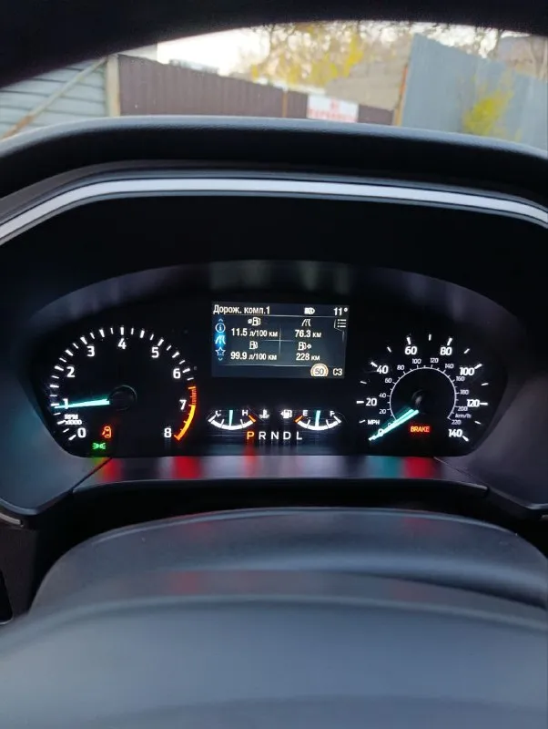 Продаю личный автомобиль ford escape 2021 двигатель 1.5 турбо (бензин) 180 л. с. 8 ступенчатый гидроавтомат от ford 8f24 расход топлива в смешанном цикле составляет около 10+- литров на 100 километров. клиренс 20 см. ford escape оснащен всеми необходимыми системами безопасности и комфорта. в частности, в автомобиле установлены системы abs и esp, а также фронтальные и боковые подушки безопасности для водителя и переднего пассажира, а также для пассажиров сзади сбоку. также автомобиль оборудован кондиционером, мультимедийной системой с сенсорным экраном и возможностью подключения смартфонов через bluetooth (carplay). кроме того, есть камера заднего вида, которая облегчает парковку в условиях города. дополнительно установлен видеорегистратор. салон автомобиля выполнен из высококачественных материалов, что создает приятную атмосферу внутри. сиденья удобны и эргономичны, благодаря чему даже длительные поездки будут проходить с комфортом. диски r19 лето и r1 📞 звоните: +7(949)4185917 - фотография - 6