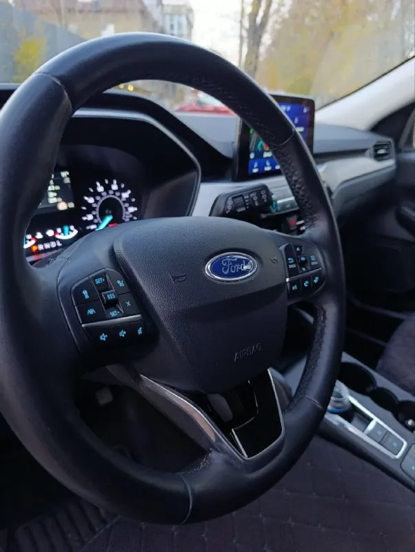 Продаю личный автомобиль ford escape 2021 двигатель 1.5 турбо (бензин) 180 л. с. 8 ступенчатый гидроавтомат от ford 8f24 расход топлива в смешанном цикле составляет около 10+- литров на 100 километров. клиренс 20 см. ford escape оснащен всеми необходимыми системами безопасности и комфорта. в частности, в автомобиле установлены системы abs и esp, а также фронтальные и боковые подушки безопасности для водителя и переднего пассажира, а также для пассажиров сзади сбоку. также автомобиль оборудован кондиционером, мультимедийной системой с сенсорным экраном и возможностью подключения смартфонов через bluetooth (carplay). кроме того, есть камера заднего вида, которая облегчает парковку в условиях города. дополнительно установлен видеорегистратор. салон автомобиля выполнен из высококачественных материалов, что создает приятную атмосферу внутри. сиденья удобны и эргономичны, благодаря чему даже длительные поездки будут проходить с комфортом. диски r19 лето и r1 📞 звоните: +7(949)4185917 - фотография - 7