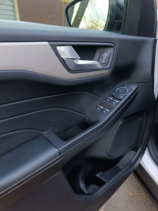 Продаю личный автомобиль ford escape 2021 двигатель 1.5 турбо (бензин) 180 л. с. 8 ступенчатый гидроавтомат от ford 8f24 расход топлива в смешанном цикле составляет около 10+- литров на 100 километров. клиренс 20 см. ford escape оснащен всеми необходимыми системами безопасности и комфорта. в частности, в автомобиле установлены системы abs и esp, а также фронтальные и боковые подушки безопасности для водителя и переднего пассажира, а также для пассажиров сзади сбоку. также автомобиль оборудован кондиционером, мультимедийной системой с сенсорным экраном и возможностью подключения смартфонов через bluetooth (carplay). кроме того, есть камера заднего вида, которая облегчает парковку в условиях города. дополнительно установлен видеорегистратор. салон автомобиля выполнен из высококачественных материалов, что создает приятную атмосферу внутри. сиденья удобны и эргономичны, благодаря чему даже длительные поездки будут проходить с комфортом. диски r19 лето и r1 📞 звоните: +7(949)4185917 - фотография - 8