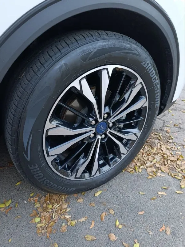 Продаю личный автомобиль ford escape 2021 двигатель 1.5 турбо (бензин) 180 л. с. 8 ступенчатый гидроавтомат от ford 8f24 расход топлива в смешанном цикле составляет около 10+- литров на 100 километров. клиренс 20 см. ford escape оснащен всеми необходимыми системами безопасности и комфорта. в частности, в автомобиле установлены системы abs и esp, а также фронтальные и боковые подушки безопасности для водителя и переднего пассажира, а также для пассажиров сзади сбоку. также автомобиль оборудован кондиционером, мультимедийной системой с сенсорным экраном и возможностью подключения смартфонов через bluetooth (carplay). кроме того, есть камера заднего вида, которая облегчает парковку в условиях города. дополнительно установлен видеорегистратор. салон автомобиля выполнен из высококачественных материалов, что создает приятную атмосферу внутри. сиденья удобны и эргономичны, благодаря чему даже длительные поездки будут проходить с комфортом. диски r19 лето и r1 📞 звоните: +7(949)4185917 - фотография - 9