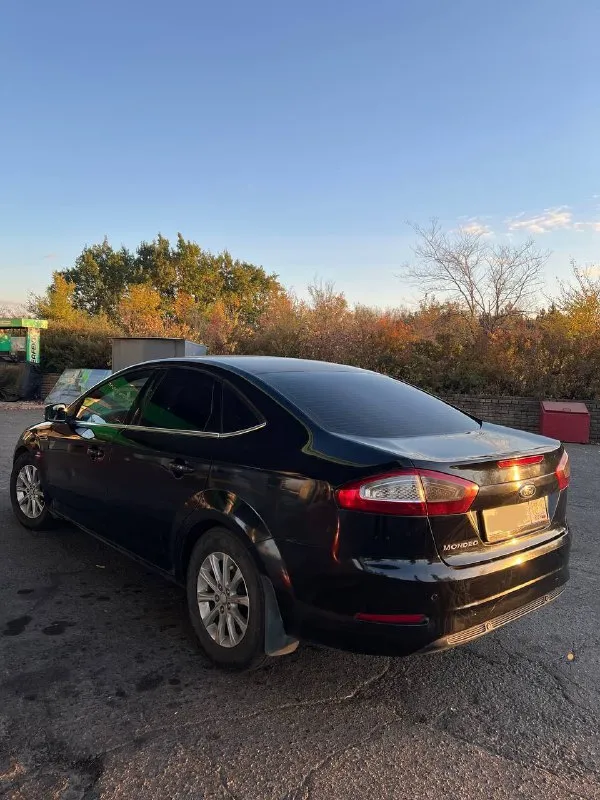 Продаю ford mondeo 4, 2011 год, я собственник. срочно тк нужны деньги пробег 203.000 км объем двигателя 2л топливо - бензин кпп - механика очень хорошая комплектация: климат контроль ( моно ), 4 электро стеклоподъемника с доводчиками, электро регулировка зеркал и фар, электро регулировка водительского сиденья, мультируль, противотуманные фары ( фары и противотуманки с новыми качественными светодиодными лампами ), усилитель руля, абс, задний парктроник, отличная штатная музыка ( 8 динамиков ), центральный замок, подогрев боковых зеркал. пороги, стаканы, лонжероны, место под запаску, низа дверей и так далее в отличном состоянии. в коробке перебрал все подшипники, поменял масло и полностью обслужил. все масла и фильтра заменил. ходовая в отличном состоянии. двигатель работает так же отлично. очень комфортный и надежный автомобиль 525.000 руб. + хороший торг из за того что срочно нужны деньги +79599896230 +79591630034 - тг, связи бывает нет г. луганск/алчевск 📞 звоните: +7(959)9896230 - фотография - 2