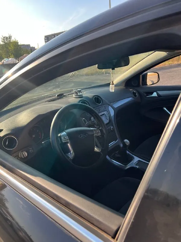 Продаю ford mondeo 4, 2011 год, я собственник. срочно тк нужны деньги пробег 203.000 км объем двигателя 2л топливо - бензин кпп - механика очень хорошая комплектация: климат контроль ( моно ), 4 электро стеклоподъемника с доводчиками, электро регулировка зеркал и фар, электро регулировка водительского сиденья, мультируль, противотуманные фары ( фары и противотуманки с новыми качественными светодиодными лампами ), усилитель руля, абс, задний парктроник, отличная штатная музыка ( 8 динамиков ), центральный замок, подогрев боковых зеркал. пороги, стаканы, лонжероны, место под запаску, низа дверей и так далее в отличном состоянии. в коробке перебрал все подшипники, поменял масло и полностью обслужил. все масла и фильтра заменил. ходовая в отличном состоянии. двигатель работает так же отлично. очень комфортный и надежный автомобиль 525.000 руб. + хороший торг из за того что срочно нужны деньги +79599896230 +79591630034 - тг, связи бывает нет г. луганск/алчевск 📞 звоните: +7(959)9896230 - фотография - 5