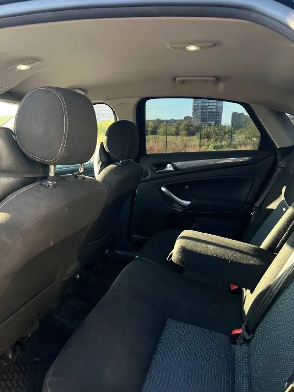Продаю ford mondeo 4, 2011 год, я собственник. срочно тк нужны деньги пробег 203.000 км объем двигателя 2л топливо - бензин кпп - механика очень хорошая комплектация: климат контроль ( моно ), 4 электро стеклоподъемника с доводчиками, электро регулировка зеркал и фар, электро регулировка водительского сиденья, мультируль, противотуманные фары ( фары и противотуманки с новыми качественными светодиодными лампами ), усилитель руля, абс, задний парктроник, отличная штатная музыка ( 8 динамиков ), центральный замок, подогрев боковых зеркал. пороги, стаканы, лонжероны, место под запаску, низа дверей и так далее в отличном состоянии. в коробке перебрал все подшипники, поменял масло и полностью обслужил. все масла и фильтра заменил. ходовая в отличном состоянии. двигатель работает так же отлично. очень комфортный и надежный автомобиль 525.000 руб. + хороший торг из за того что срочно нужны деньги +79599896230 +79591630034 - тг, связи бывает нет г. луганск/алчевск 📞 звоните: +7(959)9896230 - фотография - 7