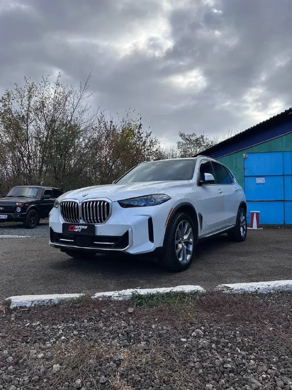 ⭐продам ⭐ bmw ⭐x-5 x-drive 40i 📌 2023 📌 3.0 📌 автоматическая 📌 бензин 📌 полный привод 📌 45 тыс км 💰 8 800 000₽ комплектация: ✔️без ключевой доступ ✔️камеры 360° ✔️электро ручник ✔️кнопка start-stop ✔️климат контроль 4-х зонный ✔️перфорированная кожа ✔️панорама ✔️подсветка салона ✔️лепестки ✔️парктроники 📱+79592838080 🏙 алчевск ⭐возможна покупка в кредит⭐ 📞 звоните: +7(959)2838080 - фотография - 2