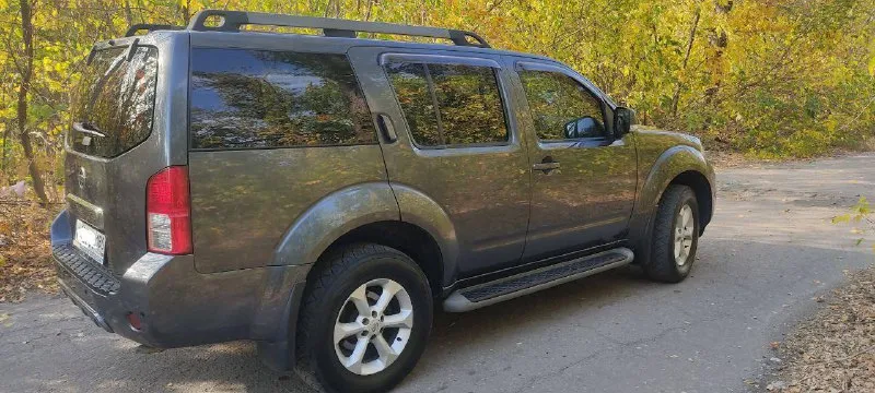 Nissan patfinder 2011г. в. рест. 2,5 дизель, 5 ст aisin. 7мест. родной пробег 105 000 км. автомобиль в идеальном состоянии по всем параметрам-кузов, рама, двигатель салон ходовая. имеется документальная история обслуживания на сервисе nissan. двухсторонняя сигнализация sher- khan с автозапуском, турботаймером. механическая блокировка тонировка вкруг, перед атермалка, фары бронь пленка перед-зад. два комплекта резины pirelli, nitto на оригинальных дисках. вторая машина в семье, бережная эксплуатация, исключительно гаражное хранение. 2,2🍋 макеевка +79494563695 📲 tg: vadim v. 📞 звоните: +7(949)4563695 - фотография - 4