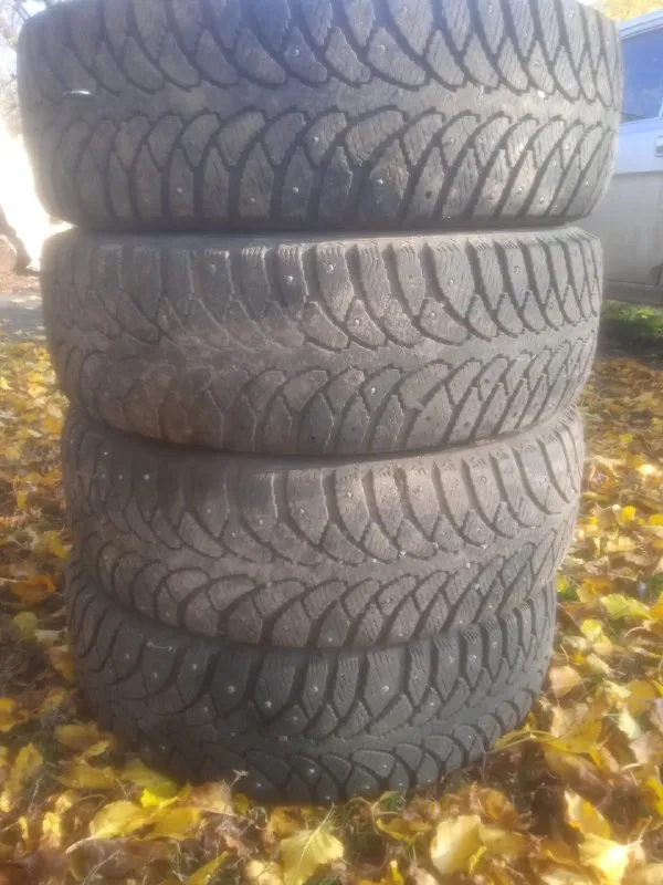 Резина 15 зима шипованная, диски на 15 стояли на ford фокус. за 4 диска и 4 ската 15000 р +79499787334 📞 звоните: +7(949)9787334 - фотография - 3