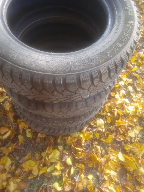Резина 15 зима шипованная, диски на 15 стояли на ford фокус. за 4 диска и 4 ската 15000 р +79499787334 📞 звоните: +7(949)9787334 - фотография - 5
