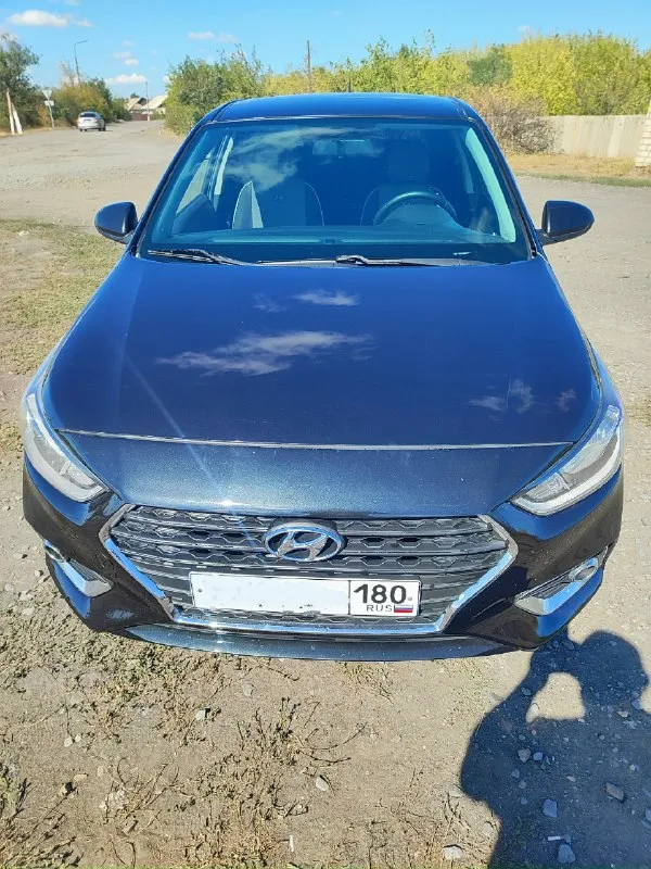 Продам hyundai solaris с объёмом 1.6, 2018 года. с оригинальным пробегом 118 тыс зелёная автотека. двигатель работает хорошо, масло не кушает, не дымит, коробка механика- 6 ступеней, работает плавно без хрустов. кузов в хорошем состоянии, чёрного цвета. ходовая обслужена, ничего не гремит и не тарахтит. была произведена замена масла в двигатель и в коробку, поменяны все расходники и все фильтра. машина в хорошем состоянии. вложений не требует. сел и поехал. комплектация: антиблокировочная система система курсовой устойчивости датчик давления в шинах подушки безопасности центральный замок бортовой компьютер система помощи при подъёме в гору усилитель руля регулировка руля 4 - электро-стеклоподъёмника электропривод зеркал. кондиционер подогрев сидений. подогрев зеркал медиасистема. мультируль. 2 - розетки 12 v. цена 1 320 000 ₽ присутствует торг при осмотре возле капота. переоформление без проблем, я собственник. автомобиль находится в городе шахтёрске. звоните по номеру +7 📞 звоните: +7(949)3741039 - фотография - 1