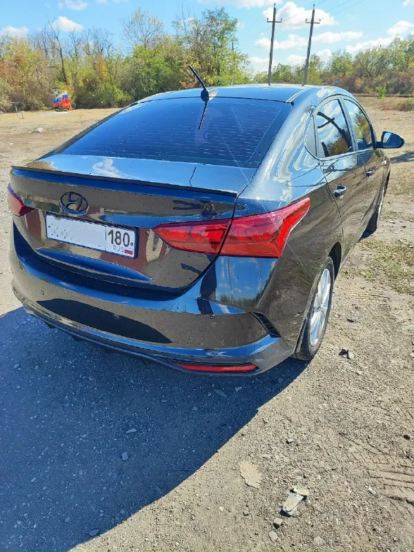 Продам hyundai solaris с объёмом 1.6, 2018 года. с оригинальным пробегом 118 тыс зелёная автотека. двигатель работает хорошо, масло не кушает, не дымит, коробка механика- 6 ступеней, работает плавно без хрустов. кузов в хорошем состоянии, чёрного цвета. ходовая обслужена, ничего не гремит и не тарахтит. была произведена замена масла в двигатель и в коробку, поменяны все расходники и все фильтра. машина в хорошем состоянии. вложений не требует. сел и поехал. комплектация: антиблокировочная система система курсовой устойчивости датчик давления в шинах подушки безопасности центральный замок бортовой компьютер система помощи при подъёме в гору усилитель руля регулировка руля 4 - электро-стеклоподъёмника электропривод зеркал. кондиционер подогрев сидений. подогрев зеркал медиасистема. мультируль. 2 - розетки 12 v. цена 1 320 000 ₽ присутствует торг при осмотре возле капота. переоформление без проблем, я собственник. автомобиль находится в городе шахтёрске. звоните по номеру +7 📞 звоните: +7(949)3741039 - фотография - 2