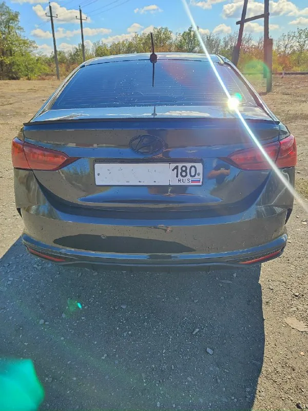 Продам hyundai solaris с объёмом 1.6, 2018 года. с оригинальным пробегом 118 тыс зелёная автотека. двигатель работает хорошо, масло не кушает, не дымит, коробка механика- 6 ступеней, работает плавно без хрустов. кузов в хорошем состоянии, чёрного цвета. ходовая обслужена, ничего не гремит и не тарахтит. была произведена замена масла в двигатель и в коробку, поменяны все расходники и все фильтра. машина в хорошем состоянии. вложений не требует. сел и поехал. комплектация: антиблокировочная система система курсовой устойчивости датчик давления в шинах подушки безопасности центральный замок бортовой компьютер система помощи при подъёме в гору усилитель руля регулировка руля 4 - электро-стеклоподъёмника электропривод зеркал. кондиционер подогрев сидений. подогрев зеркал медиасистема. мультируль. 2 - розетки 12 v. цена 1 320 000 ₽ присутствует торг при осмотре возле капота. переоформление без проблем, я собственник. автомобиль находится в городе шахтёрске. звоните по номеру +7 📞 звоните: +7(949)3741039 - фотография - 3