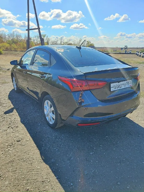 Продам hyundai solaris с объёмом 1.6, 2018 года. с оригинальным пробегом 118 тыс зелёная автотека. двигатель работает хорошо, масло не кушает, не дымит, коробка механика- 6 ступеней, работает плавно без хрустов. кузов в хорошем состоянии, чёрного цвета. ходовая обслужена, ничего не гремит и не тарахтит. была произведена замена масла в двигатель и в коробку, поменяны все расходники и все фильтра. машина в хорошем состоянии. вложений не требует. сел и поехал. комплектация: антиблокировочная система система курсовой устойчивости датчик давления в шинах подушки безопасности центральный замок бортовой компьютер система помощи при подъёме в гору усилитель руля регулировка руля 4 - электро-стеклоподъёмника электропривод зеркал. кондиционер подогрев сидений. подогрев зеркал медиасистема. мультируль. 2 - розетки 12 v. цена 1 320 000 ₽ присутствует торг при осмотре возле капота. переоформление без проблем, я собственник. автомобиль находится в городе шахтёрске. звоните по номеру +7 📞 звоните: +7(949)3741039 - фотография - 4