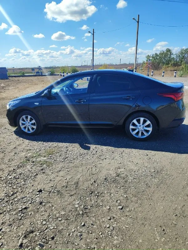 Продам hyundai solaris с объёмом 1.6, 2018 года. с оригинальным пробегом 118 тыс зелёная автотека. двигатель работает хорошо, масло не кушает, не дымит, коробка механика- 6 ступеней, работает плавно без хрустов. кузов в хорошем состоянии, чёрного цвета. ходовая обслужена, ничего не гремит и не тарахтит. была произведена замена масла в двигатель и в коробку, поменяны все расходники и все фильтра. машина в хорошем состоянии. вложений не требует. сел и поехал. комплектация: антиблокировочная система система курсовой устойчивости датчик давления в шинах подушки безопасности центральный замок бортовой компьютер система помощи при подъёме в гору усилитель руля регулировка руля 4 - электро-стеклоподъёмника электропривод зеркал. кондиционер подогрев сидений. подогрев зеркал медиасистема. мультируль. 2 - розетки 12 v. цена 1 320 000 ₽ присутствует торг при осмотре возле капота. переоформление без проблем, я собственник. автомобиль находится в городе шахтёрске. звоните по номеру +7 📞 звоните: +7(949)3741039 - фотография - 5