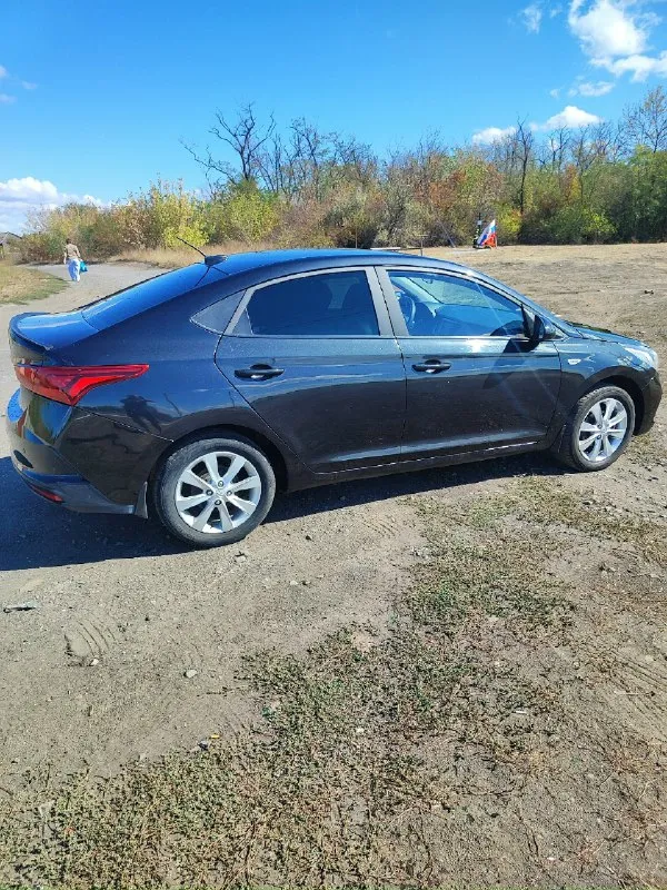 Продам hyundai solaris с объёмом 1.6, 2018 года. с оригинальным пробегом 118 тыс зелёная автотека. двигатель работает хорошо, масло не кушает, не дымит, коробка механика- 6 ступеней, работает плавно без хрустов. кузов в хорошем состоянии, чёрного цвета. ходовая обслужена, ничего не гремит и не тарахтит. была произведена замена масла в двигатель и в коробку, поменяны все расходники и все фильтра. машина в хорошем состоянии. вложений не требует. сел и поехал. комплектация: антиблокировочная система система курсовой устойчивости датчик давления в шинах подушки безопасности центральный замок бортовой компьютер система помощи при подъёме в гору усилитель руля регулировка руля 4 - электро-стеклоподъёмника электропривод зеркал. кондиционер подогрев сидений. подогрев зеркал медиасистема. мультируль. 2 - розетки 12 v. цена 1 320 000 ₽ присутствует торг при осмотре возле капота. переоформление без проблем, я собственник. автомобиль находится в городе шахтёрске. звоните по номеру +7 📞 звоните: +7(949)3741039 - фотография - 6