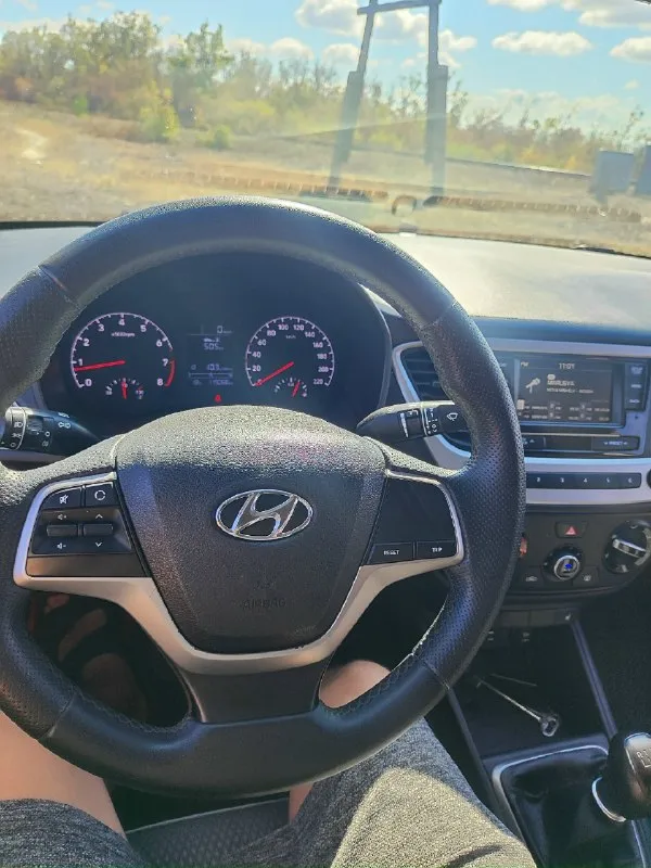 Продам hyundai solaris с объёмом 1.6, 2018 года. с оригинальным пробегом 118 тыс зелёная автотека. двигатель работает хорошо, масло не кушает, не дымит, коробка механика- 6 ступеней, работает плавно без хрустов. кузов в хорошем состоянии, чёрного цвета. ходовая обслужена, ничего не гремит и не тарахтит. была произведена замена масла в двигатель и в коробку, поменяны все расходники и все фильтра. машина в хорошем состоянии. вложений не требует. сел и поехал. комплектация: антиблокировочная система система курсовой устойчивости датчик давления в шинах подушки безопасности центральный замок бортовой компьютер система помощи при подъёме в гору усилитель руля регулировка руля 4 - электро-стеклоподъёмника электропривод зеркал. кондиционер подогрев сидений. подогрев зеркал медиасистема. мультируль. 2 - розетки 12 v. цена 1 320 000 ₽ присутствует торг при осмотре возле капота. переоформление без проблем, я собственник. автомобиль находится в городе шахтёрске. звоните по номеру +7 📞 звоните: +7(949)3741039 - фотография - 7