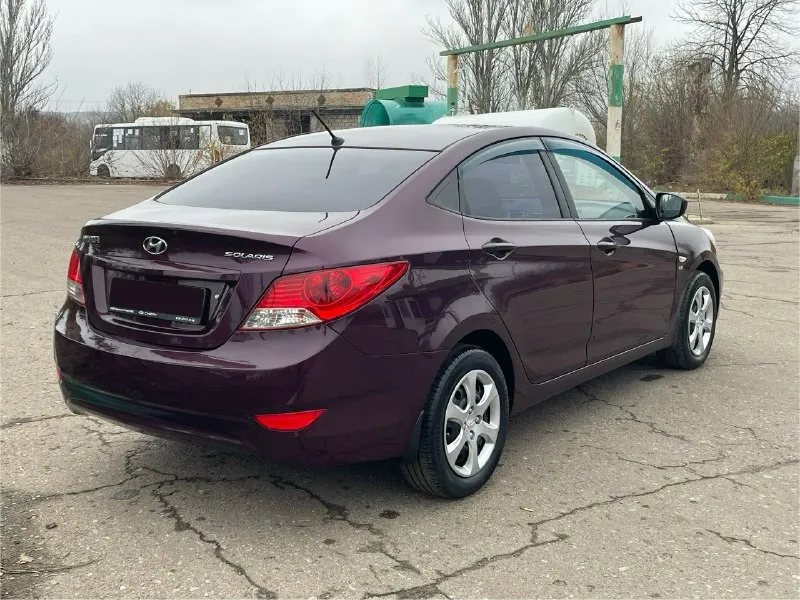 🇰🇷 hyundai solaris 2011г🇰🇷 официал авто в идеальнейшем состоянии вложений не требует никаких от слова совсем не стучит и не гремит, двигатель бензиновый 1.6 работает ровно не троит не дымит пробег 171.000км, коробка механика щелкает идеально не выбивает и не закусывает, ходовая часть взбитая как мячик, салон чистый опрятный не прокуренный, магнитола aux-bt-usb, эл-зеркала, эл-стеклоподъемники, подогрев зеркал, подогрев сидений, кондиционер рабочий холодит заправлять ничего не нужно, сигнализация, комплект 2 ключа, сервисная книжка, готов на любые проверки с вашей стороны и за ваш счет!!! по документам автомобиль чист от а до я! все документы на руках и готовы к переоформлению в мрэо!!! продажа как по дкп так и полное сопровождение в мрэо до конца сделки!!! цена 785.000₽ торг реальному клиенту!!! +79496137219 иван осмотр г. донецк 📞 звоните: +7(949)6137219 - фотография - 1