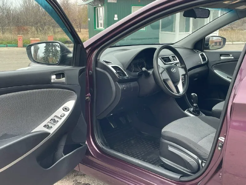 🇰🇷 hyundai solaris 2011г🇰🇷 официал авто в идеальнейшем состоянии вложений не требует никаких от слова совсем не стучит и не гремит, двигатель бензиновый 1.6 работает ровно не троит не дымит пробег 171.000км, коробка механика щелкает идеально не выбивает и не закусывает, ходовая часть взбитая как мячик, салон чистый опрятный не прокуренный, магнитола aux-bt-usb, эл-зеркала, эл-стеклоподъемники, подогрев зеркал, подогрев сидений, кондиционер рабочий холодит заправлять ничего не нужно, сигнализация, комплект 2 ключа, сервисная книжка, готов на любые проверки с вашей стороны и за ваш счет!!! по документам автомобиль чист от а до я! все документы на руках и готовы к переоформлению в мрэо!!! продажа как по дкп так и полное сопровождение в мрэо до конца сделки!!! цена 785.000₽ торг реальному клиенту!!! +79496137219 иван осмотр г. донецк 📞 звоните: +7(949)6137219 - фотография - 4