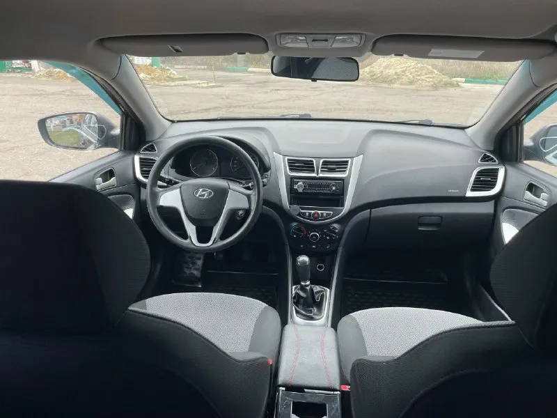 🇰🇷 hyundai solaris 2011г🇰🇷 официал авто в идеальнейшем состоянии вложений не требует никаких от слова совсем не стучит и не гремит, двигатель бензиновый 1.6 работает ровно не троит не дымит пробег 171.000км, коробка механика щелкает идеально не выбивает и не закусывает, ходовая часть взбитая как мячик, салон чистый опрятный не прокуренный, магнитола aux-bt-usb, эл-зеркала, эл-стеклоподъемники, подогрев зеркал, подогрев сидений, кондиционер рабочий холодит заправлять ничего не нужно, сигнализация, комплект 2 ключа, сервисная книжка, готов на любые проверки с вашей стороны и за ваш счет!!! по документам автомобиль чист от а до я! все документы на руках и готовы к переоформлению в мрэо!!! продажа как по дкп так и полное сопровождение в мрэо до конца сделки!!! цена 785.000₽ торг реальному клиенту!!! +79496137219 иван осмотр г. донецк 📞 звоните: +7(949)6137219 - фотография - 7