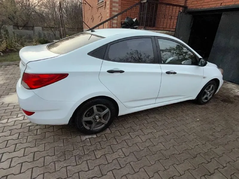 Hyundai solaris - 2011 +79495303468 павел осмотр горловка автомат 1.6 210 000 пробег мультируль, подогрев всех зеркал, передних сидений, 4 стеклоподъемника, сзади парктпоники, хорошая магнитола и музыка, все работает без проблем. есть моменты по лпк и трещина на лобовом стекле. 780 000 цена. новая зима резина 📞 звоните: +7(949)5303468 - фотография - 6