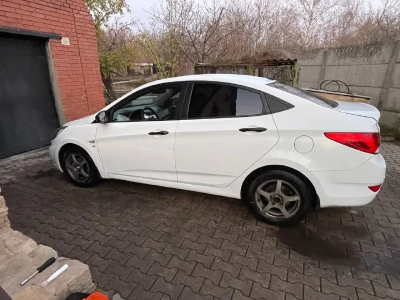 Hyundai solaris - 2011 +79495303468 павел осмотр горловка автомат 1.6 210 000 пробег мультируль, подогрев всех зеркал, передних сидений, 4 стеклоподъемника, сзади парктпоники, хорошая магнитола и музыка, все работает без проблем. есть моменты по лпк и трещина на лобовом стекле. 780 000 цена. новая зима резина 📞 звоните: +7(949)5303468 - фотография - 7