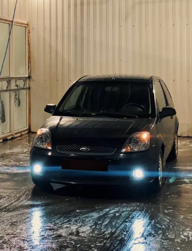 Ford fiesta mk5 2007г 1.6 5 ступка в максимальной комплектации: регулировка зеркал, 2 стеклоподъемника с водительским автоматическим, подогрев заднего стекла кондиционер, гур ходовка в отличном состоянии, не гремит не стучит ничего, поменяны масла в моторе и в гуре 1000км назад так же заменен антифриз масло не ест, по кузову не гнилой, дно целое мелкие сколы имеются салон в хорошем опрятном состоянии переоформление в мрэо без проблем по документам чистая цена 360.000₽ торг +79494300838 📞 звоните: +7(949)4300838 - фотография - 2