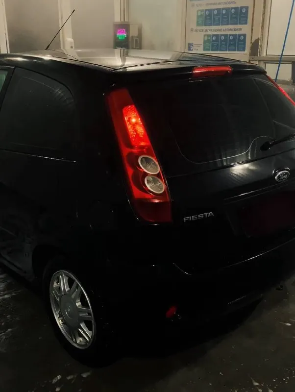 Ford fiesta mk5 2007г 1.6 5 ступка в максимальной комплектации: регулировка зеркал, 2 стеклоподъемника с водительским автоматическим, подогрев заднего стекла кондиционер, гур ходовка в отличном состоянии, не гремит не стучит ничего, поменяны масла в моторе и в гуре 1000км назад так же заменен антифриз масло не ест, по кузову не гнилой, дно целое мелкие сколы имеются салон в хорошем опрятном состоянии переоформление в мрэо без проблем по документам чистая цена 360.000₽ торг +79494300838 📞 звоните: +7(949)4300838 - фотография - 3