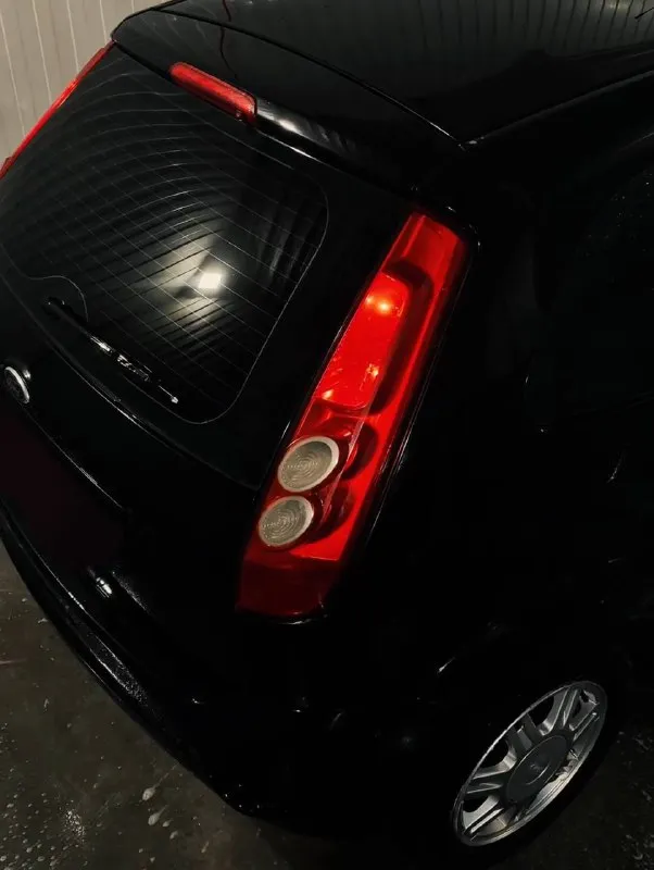 Ford fiesta mk5 2007г 1.6 5 ступка в максимальной комплектации: регулировка зеркал, 2 стеклоподъемника с водительским автоматическим, подогрев заднего стекла кондиционер, гур ходовка в отличном состоянии, не гремит не стучит ничего, поменяны масла в моторе и в гуре 1000км назад так же заменен антифриз масло не ест, по кузову не гнилой, дно целое мелкие сколы имеются салон в хорошем опрятном состоянии переоформление в мрэо без проблем по документам чистая цена 360.000₽ торг +79494300838 📞 звоните: +7(949)4300838 - фотография - 4