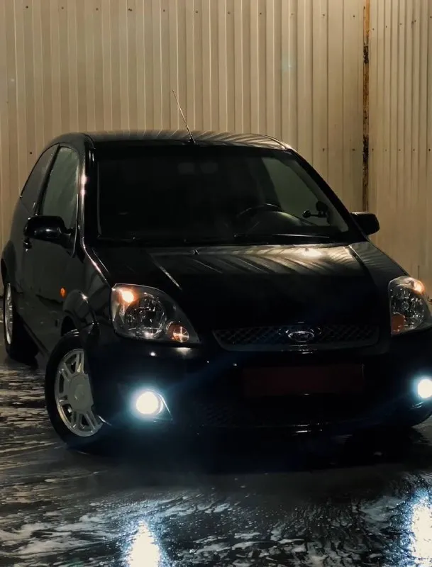 Ford fiesta mk5 2007г 1.6 5 ступка в максимальной комплектации: регулировка зеркал, 2 стеклоподъемника с водительским автоматическим, подогрев заднего стекла кондиционер, гур ходовка в отличном состоянии, не гремит не стучит ничего, поменяны масла в моторе и в гуре 1000км назад так же заменен антифриз масло не ест, по кузову не гнилой, дно целое мелкие сколы имеются салон в хорошем опрятном состоянии переоформление в мрэо без проблем по документам чистая цена 360.000₽ торг +79494300838 📞 звоните: +7(949)4300838 - фотография - 5