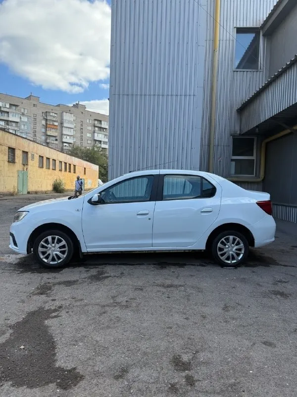 Добрый день. продам. renault логан renault logan ✅ 2021г. , последний рестайлинг. ✅ бензин 1,6 ✅ я владелец по птс. ✅ салон в отличном состоянии. ✅ автомобиль очень экономичный и динамичный, как в городе, так и на трассе. ✅ трасса 5,3 л/100км, город 6,7 л/100км ✅ кондиционер. ✅ подогрев сидений ✅ мультимедиа с блютус. ✅ управления на руле. ✅ автомобиль по технике, кузову, документам без проблем. алчевск. 🔥 680000₽ +79591087589 телеграмм. вотсап. по вопросам писать 👤 📞 звоните: +7(959)1087589 - фотография - 3