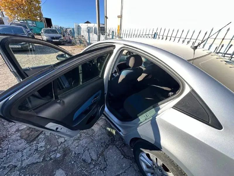 🚗 продам автомобиль chevrolet cruze ▶️ год выпуска: 2013 ▶️ объём двигателя: 1.8 ▶️ кпп:автомат ▶️ комплектация: полная ℹ️ описание: ✅ автомобиль в хорошем состоянии. ✅ родной пробег 207 000 ✅ автомобиль без дтп, ✅ авто обслужено! мотор не дымит, масло не ест, едет очень бодро. коробка переключается идеально машина внешне в отлично состояние, нет вмятин, рыжиков, гнили и т д. вин читается. на любые проверки за ваш счет - готов. 🏛 юридически автомобиль чист, без штрафов 💰 цена:770 000 рублей торг у капота 🏢 осмотр: макеевка ☎ более подробно по номеру телефона: +7 (949) 606-98-71 📞 звоните: +7(949)6069871 - фотография - 6