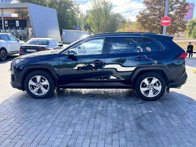 Toyota 🦅rav4 2020 года выпуска, бензиновый двигатель 2.0 (150 л. с.), автоматическая коробка передач, полный привод ! автомобиль в отличном техническом состоянии, не требует вложений. просторный салон, высокий клиренс, надежный атмосферный мотор и современный дизайн делают эту модель идеальным выбором для города и загородных поездок. автомобиль в родном окрасе!!! цена 2.850.000🍋👍🏻🔥 возможен обмен с вашей доплатой +79495095858 +79895435743 телеграм ватсап 📲 tg: николай н а 📞 звоните: +7(949)5095858 - фотография - 4