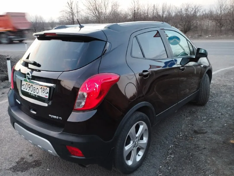 Продается опель мокка 2012 год, собственник. 155000 км.1.4 турбо 4wd мт (140 лс) полный привод внедорожник. надежная 6 ст механика. линзованная би- ксеноновая саморегулирующая оптика. двух- зонный климат контроль. круиз - контроль. подогрев: руля, сидений, зеркал, переднего и заднего стёкол. система курсовой стабилизации. абс, антизанос, гур, эл. стклоподьемники всех дверей, громкая связь. датчики. парковки, света, дождя.2 ключа, сервисные книжки. заводской окрас 💯%. цена 1млн.200 тысяч рублей, или обмен на шевроле ниву. +7(949) 569 35 05 снежное 📞 звоните: +7(949)5693505 - фотография - 2