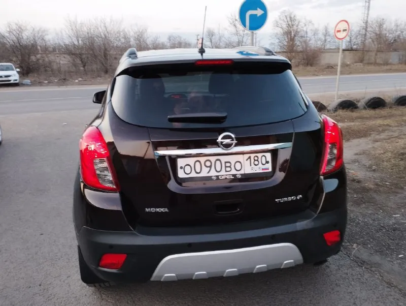 Продается опель мокка 2012 год, собственник. 155000 км.1.4 турбо 4wd мт (140 лс) полный привод внедорожник. надежная 6 ст механика. линзованная би- ксеноновая саморегулирующая оптика. двух- зонный климат контроль. круиз - контроль. подогрев: руля, сидений, зеркал, переднего и заднего стёкол. система курсовой стабилизации. абс, антизанос, гур, эл. стклоподьемники всех дверей, громкая связь. датчики. парковки, света, дождя.2 ключа, сервисные книжки. заводской окрас 💯%. цена 1млн.200 тысяч рублей, или обмен на шевроле ниву. +7(949) 569 35 05 снежное 📞 звоните: +7(949)5693505 - фотография - 3