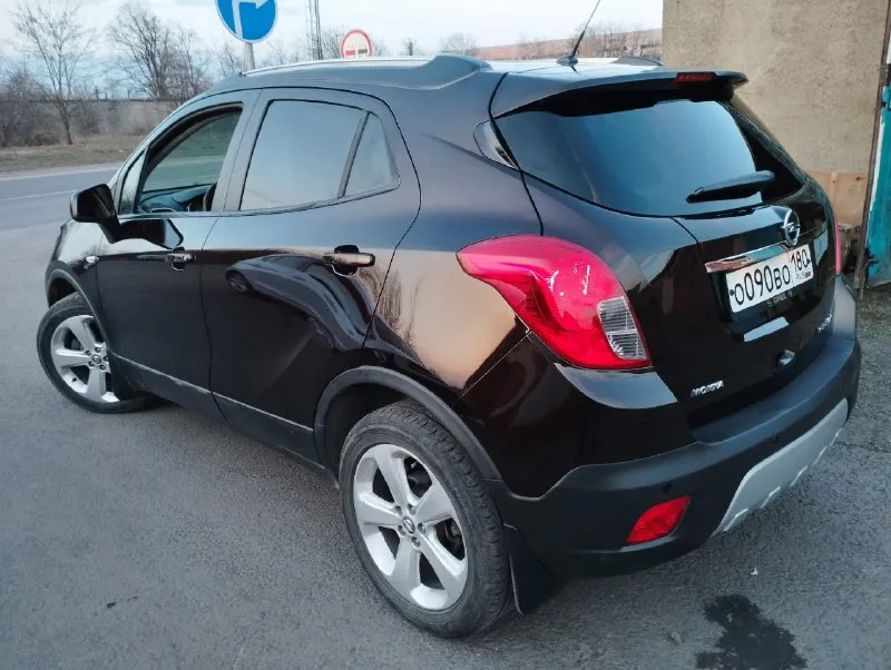 Продается опель мокка 2012 год, собственник. 155000 км.1.4 турбо 4wd мт (140 лс) полный привод внедорожник. надежная 6 ст механика. линзованная би- ксеноновая саморегулирующая оптика. двух- зонный климат контроль. круиз - контроль. подогрев: руля, сидений, зеркал, переднего и заднего стёкол. система курсовой стабилизации. абс, антизанос, гур, эл. стклоподьемники всех дверей, громкая связь. датчики. парковки, света, дождя.2 ключа, сервисные книжки. заводской окрас 💯%. цена 1млн.200 тысяч рублей, или обмен на шевроле ниву. +7(949) 569 35 05 снежное 📞 звоните: +7(949)5693505 - фотография - 4