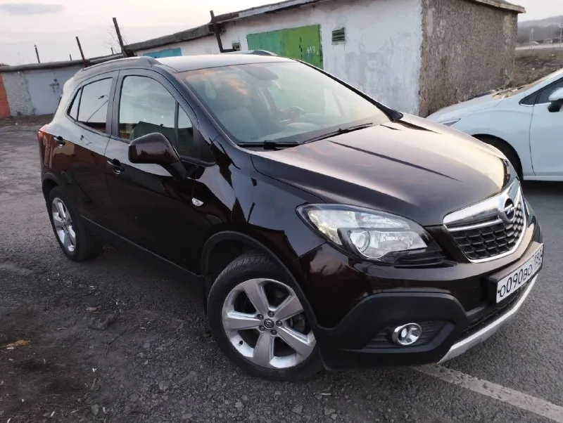 Продается опель мокка 2012 год, собственник. 155000 км.1.4 турбо 4wd мт (140 лс) полный привод внедорожник. надежная 6 ст механика. линзованная би- ксеноновая саморегулирующая оптика. двух- зонный климат контроль. круиз - контроль. подогрев: руля, сидений, зеркал, переднего и заднего стёкол. система курсовой стабилизации. абс, антизанос, гур, эл. стклоподьемники всех дверей, громкая связь. датчики. парковки, света, дождя.2 ключа, сервисные книжки. заводской окрас 💯%. цена 1млн.200 тысяч рублей, или обмен на шевроле ниву. +7(949) 569 35 05 снежное 📞 звоните: +7(949)5693505 - фотография - 5